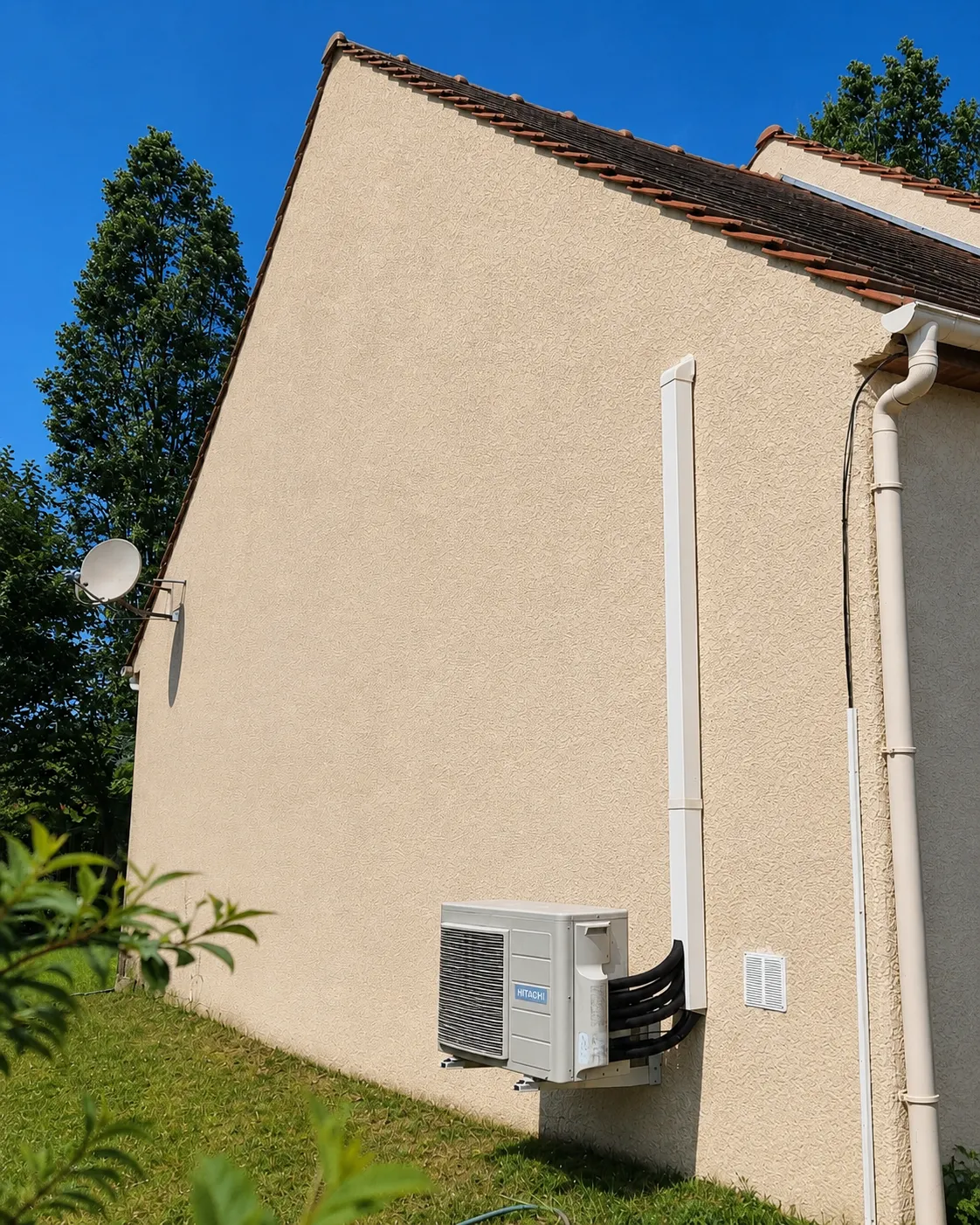 Façade latérale avant après nettoyage des coulures — après