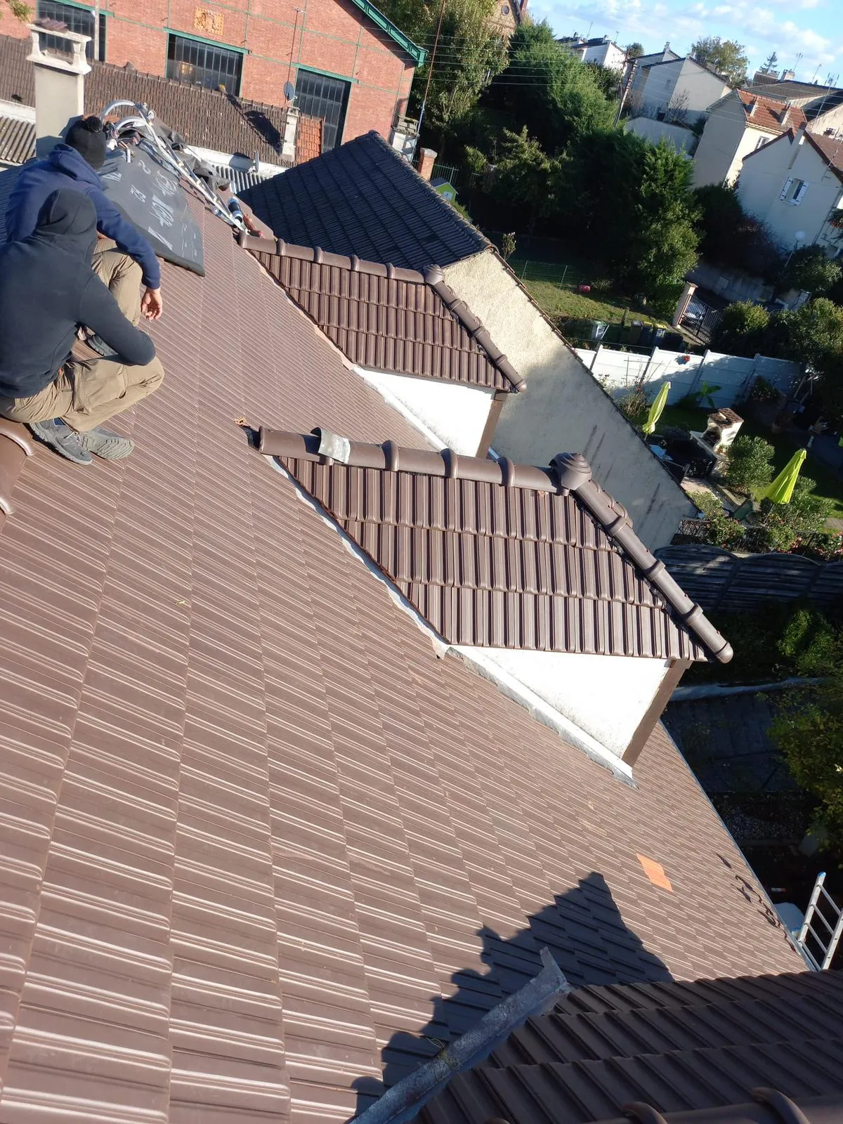Couvreurs Toiture Winter posant une couverture en tuiles à Cholet