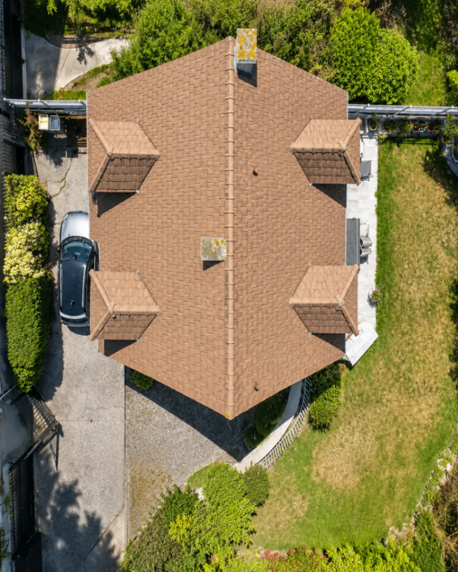 Vue aérienne d'une toiture nettoyée et traitée à Cholet