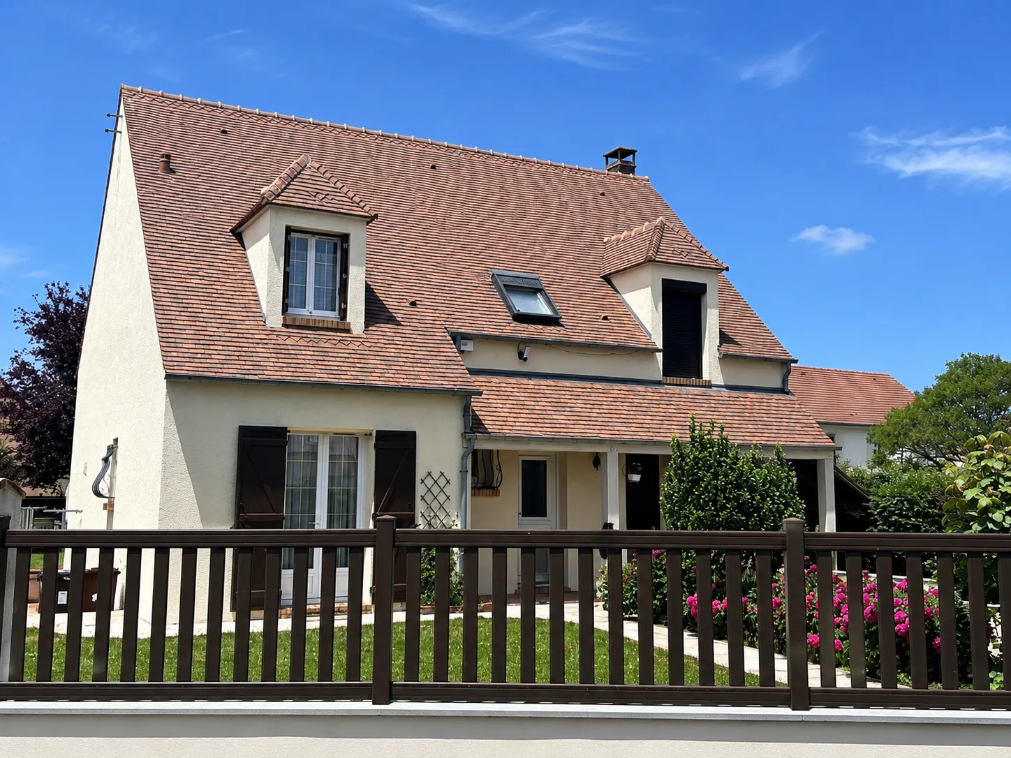 Toiture pavillon avant après démoussage et traitement — après
