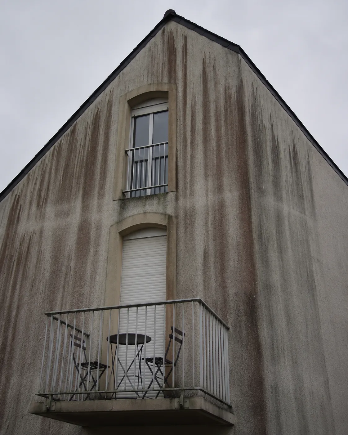 Façade avec balcon avant après ravalement — avant
