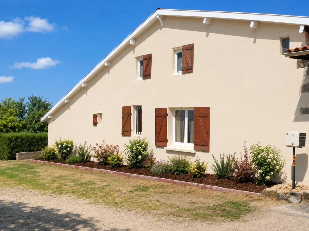 Façade ravalée et nettoyée à Cholet