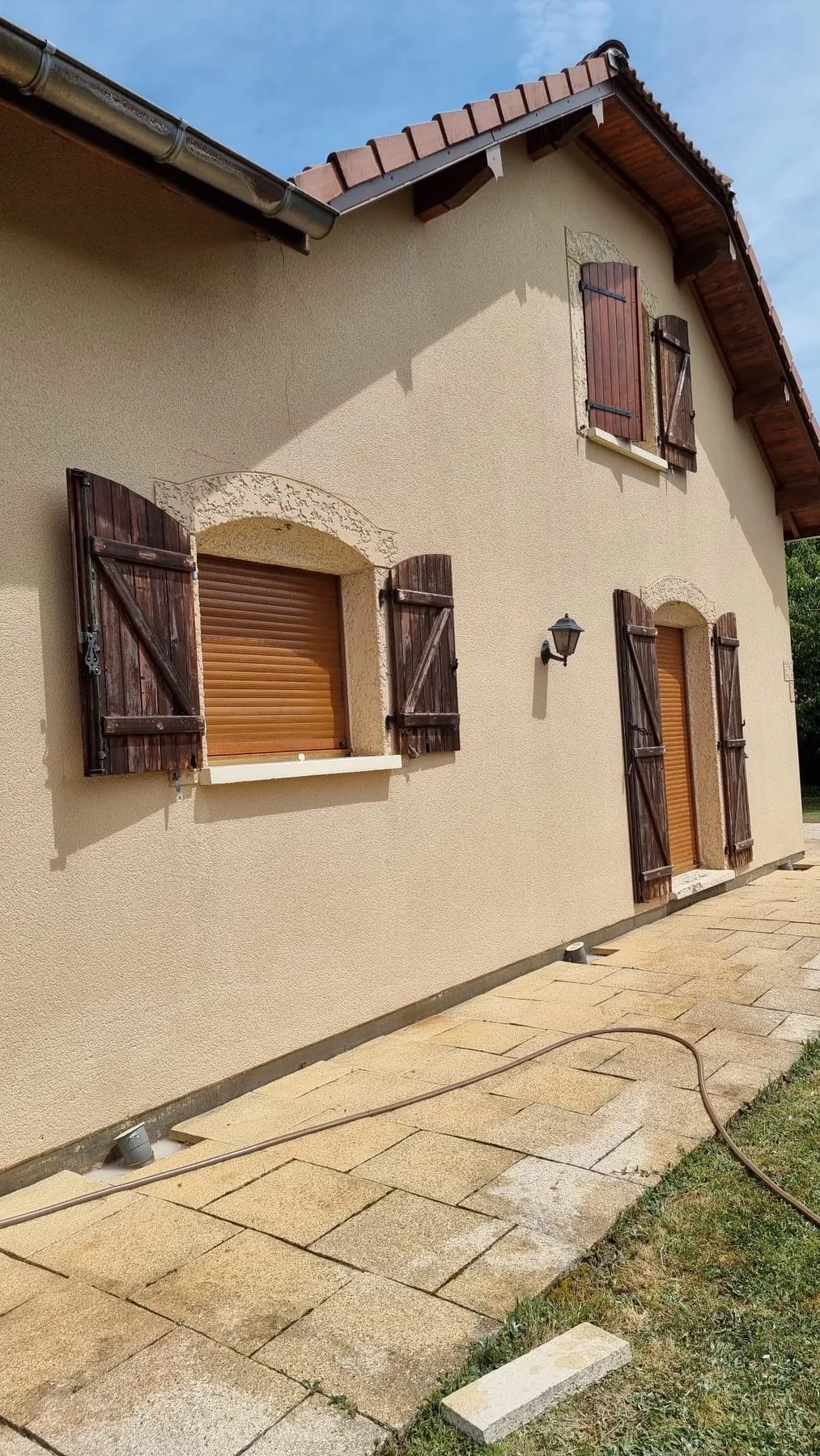 Façade avant après traitement sans Karcher par Toiture Winter à Cholet — après