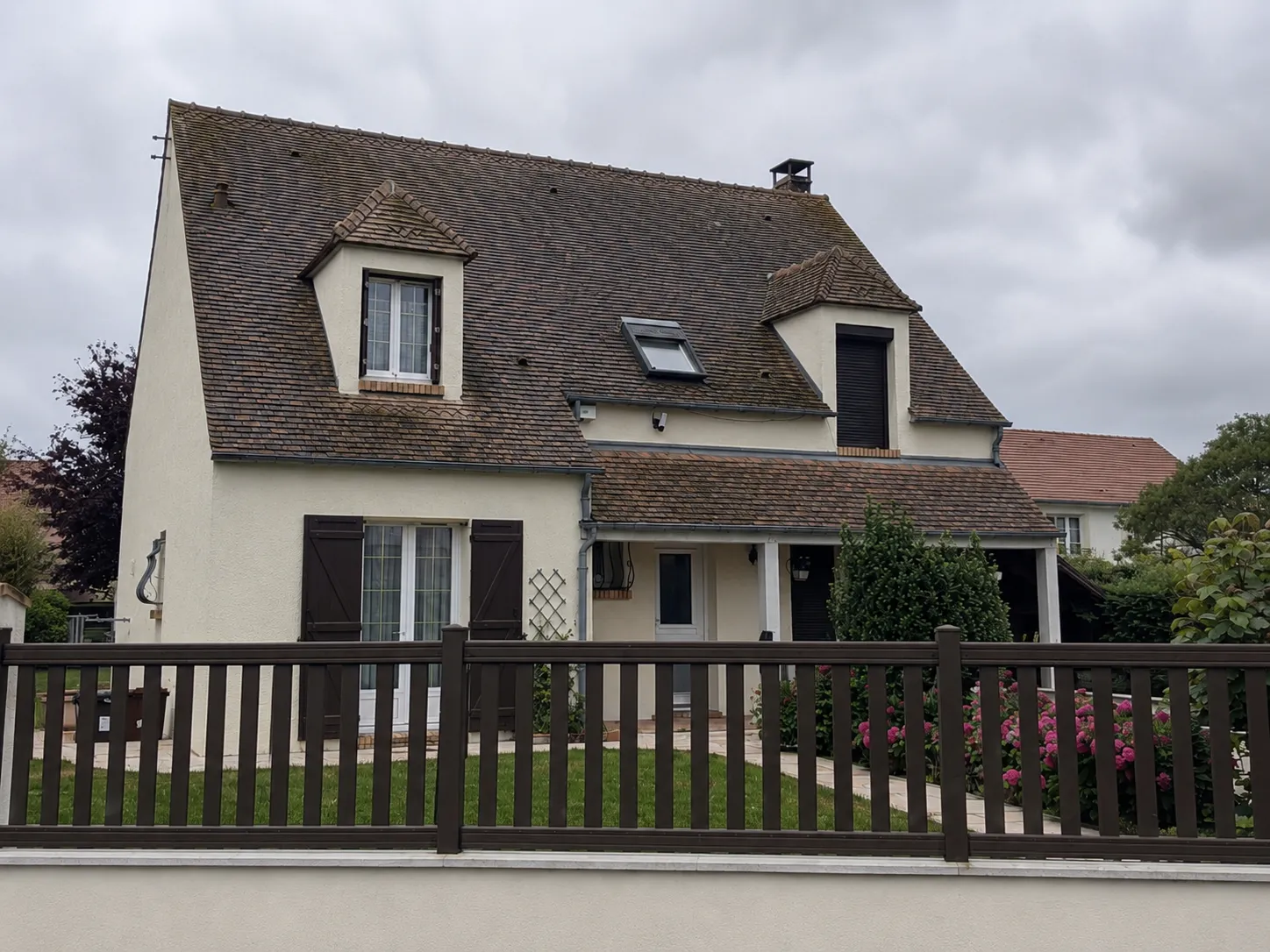 Nettoyage et démoussage de toiture — avant