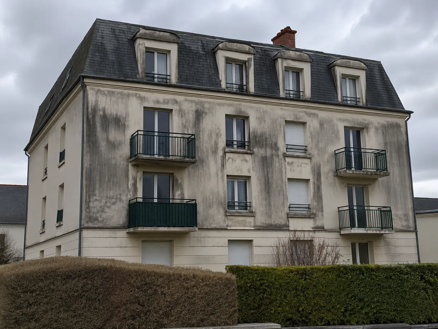 Façade d'immeuble avant après ravalement par Toiture Winter à Cholet — avant
